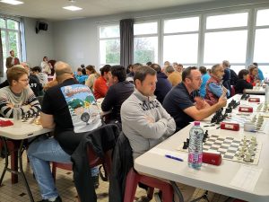 joueurs devant échiquiers