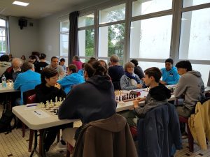 joueurs devant échiquiers