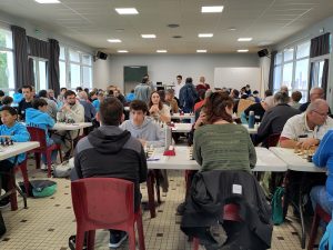 joueurs devant échiquiers