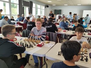 joueurs devant échiquiers