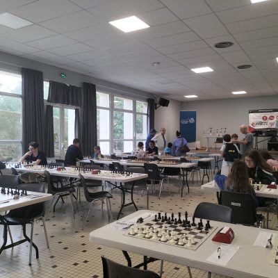 Tables avec échiquier et joueurs